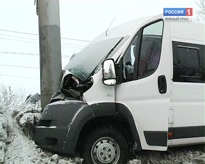В Челябинске маршрутное такси протаранило дорожный знак
