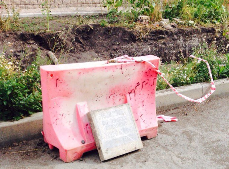 В Копейске место ремонта теплотрассы оградили надгробиями