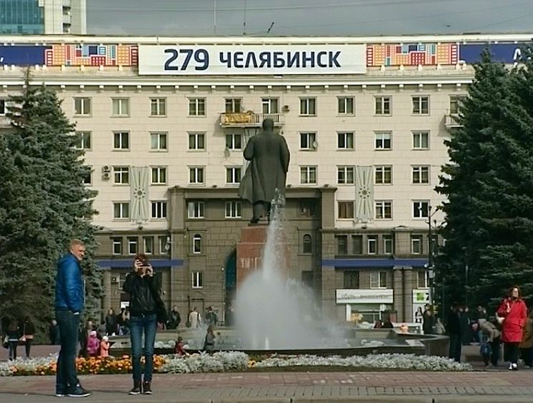 Челябинцы начали празднование Дня города с завтрака на Театральной площади