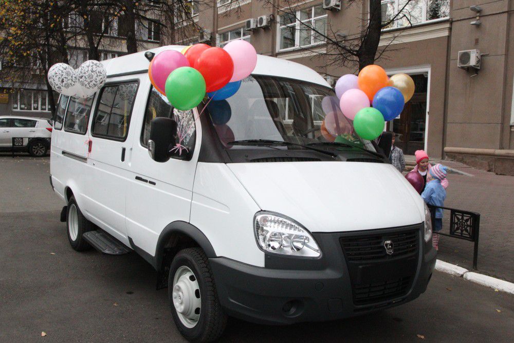 Челябинской семье-героине с 14-ю детьми подарили микроавтобус