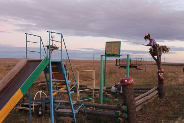 Житель Челябинской области сам построил детскую площадку