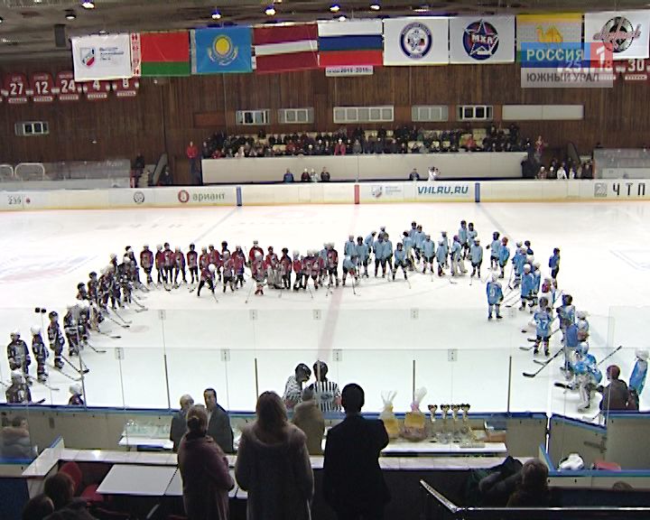 В Челябинске борются с насилием, играя в хоккей