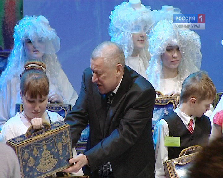 Евгений Тефтелев поздравил самых успешных челябинских школьников