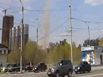 В Челябинске засняли пылевой смерч