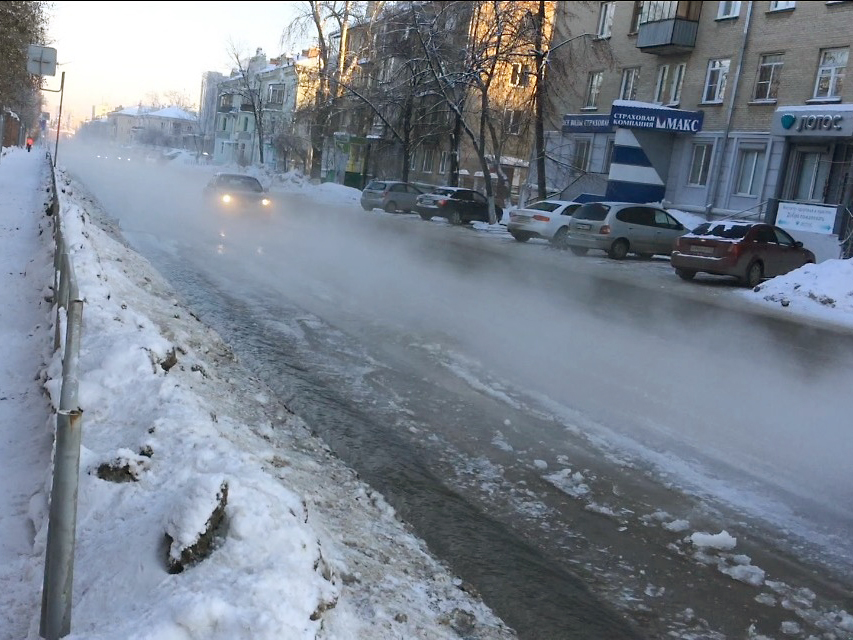В центре Челябинска устраняют аварию на водоводе