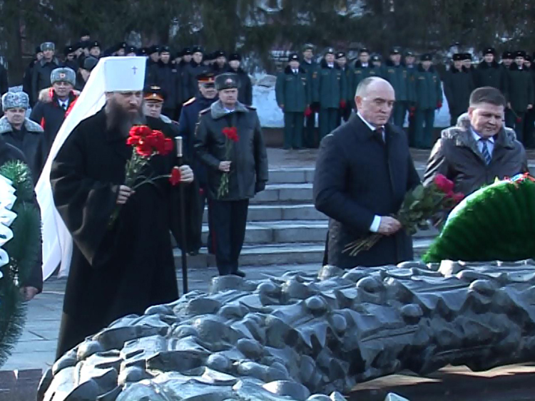 В Челябинске возложили цветы к Вечному огню