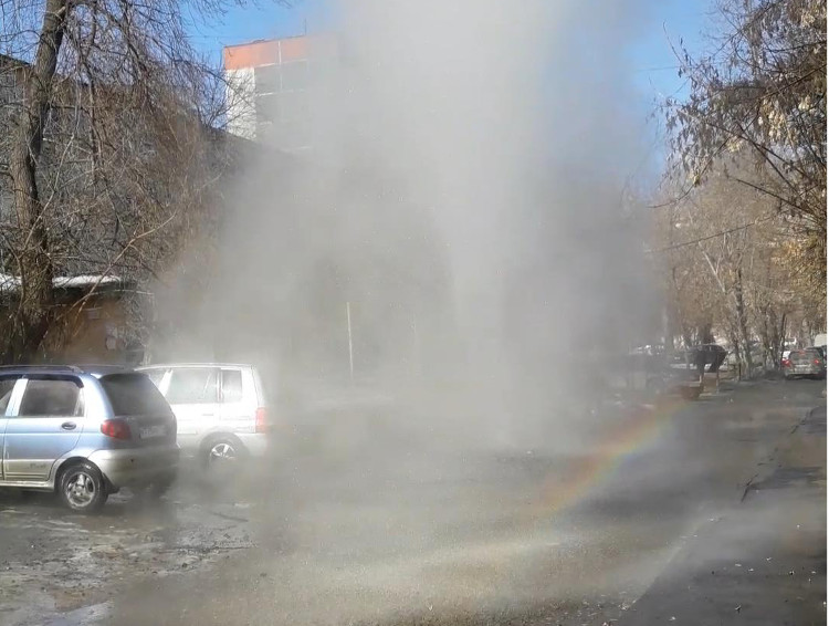В центре Челябинска хлынул фонтан горячей воды. ВИДЕО