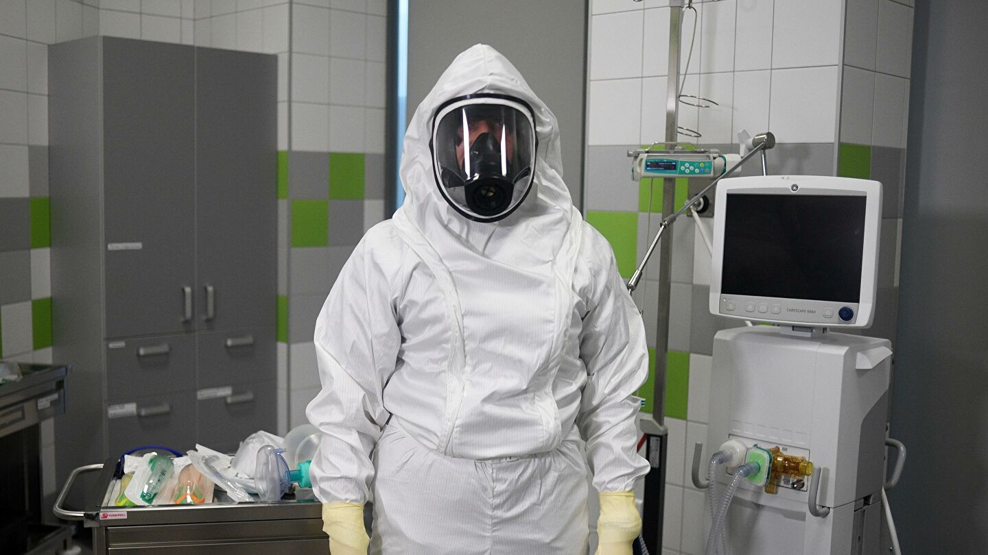 В защитном костюме от коронавируса