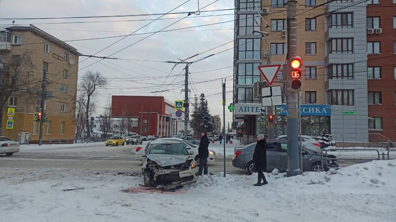 В авариях в Челябинске пострадали 8 человек