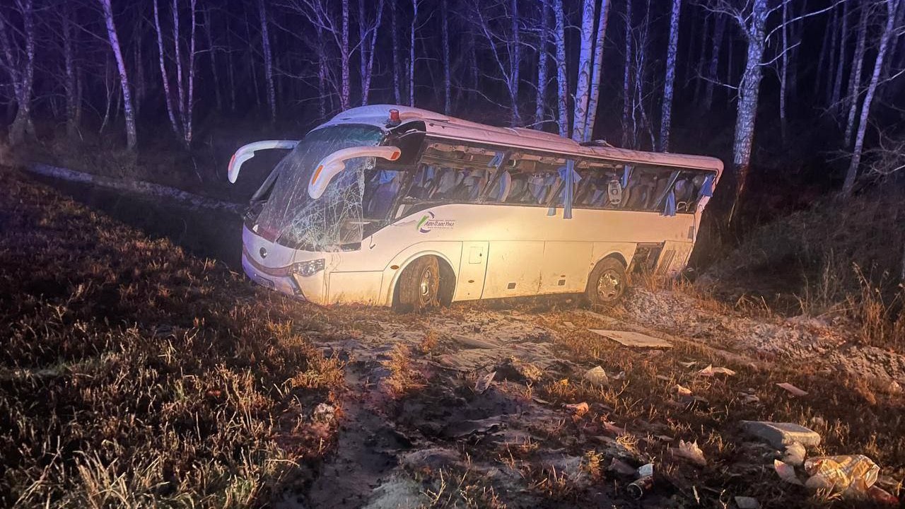 Автобус с пассажирами перевернулся в Челябинской области: пострадали 13 человек