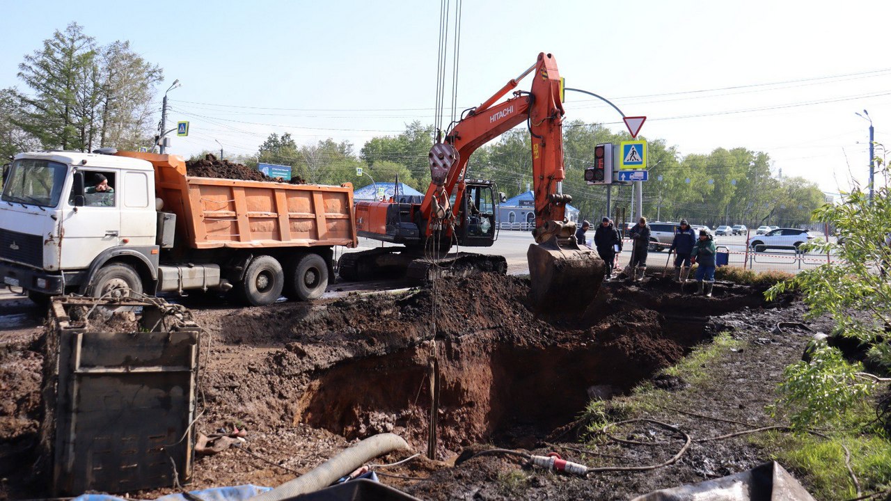 В Челябинске рассказали о ходе ремонта коллектора, из-за которого провалился асфальт