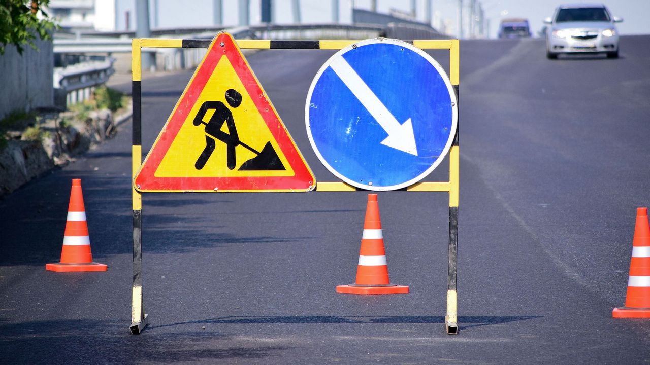 В Челябинске ограничили движение по дороге в аэропорт: пути объезда