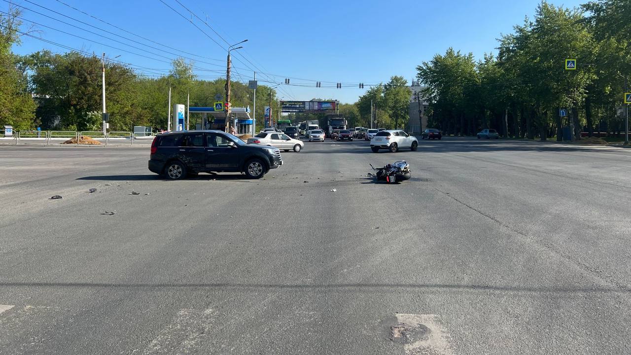 В ДТП с мотоциклом и внедорожником в Челябинске пострадали два человека