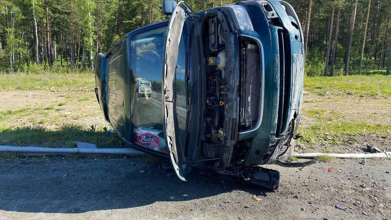 На трассе М5 в Челябинской области автомобиль завалился на бок: ребенок в больнице