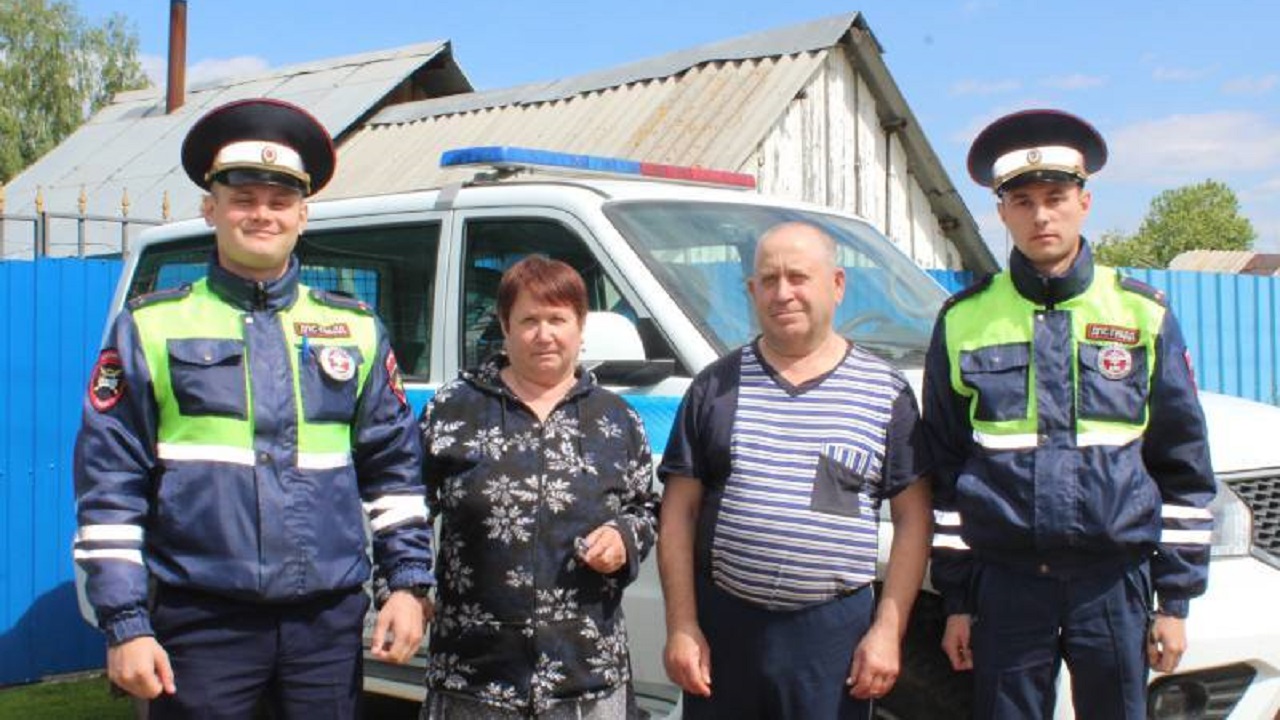 В Челябинской области полицейские помогли пенсионерам потушить пожар в доме