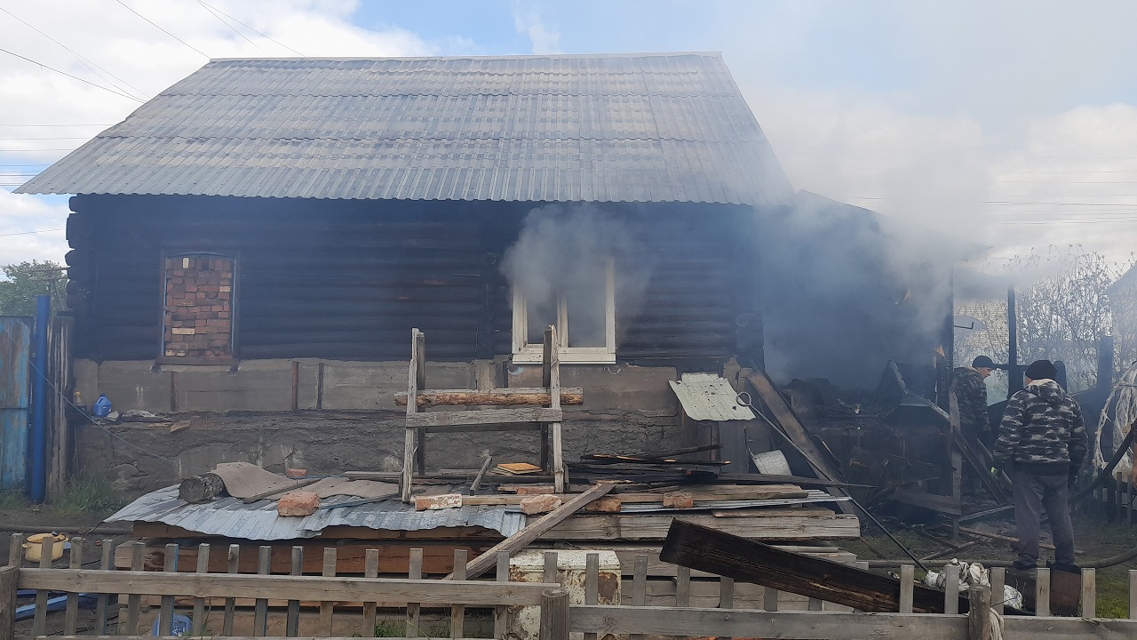 В Челябинской области во время пожара вынесли из окна хозяйку дома и газовые баллоны