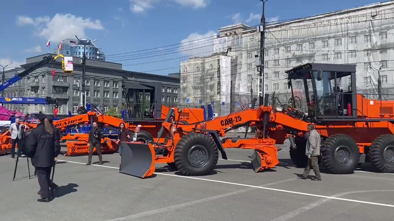 Бульдозеры и илососные машины: парад дорожной техники провели в Челябинске