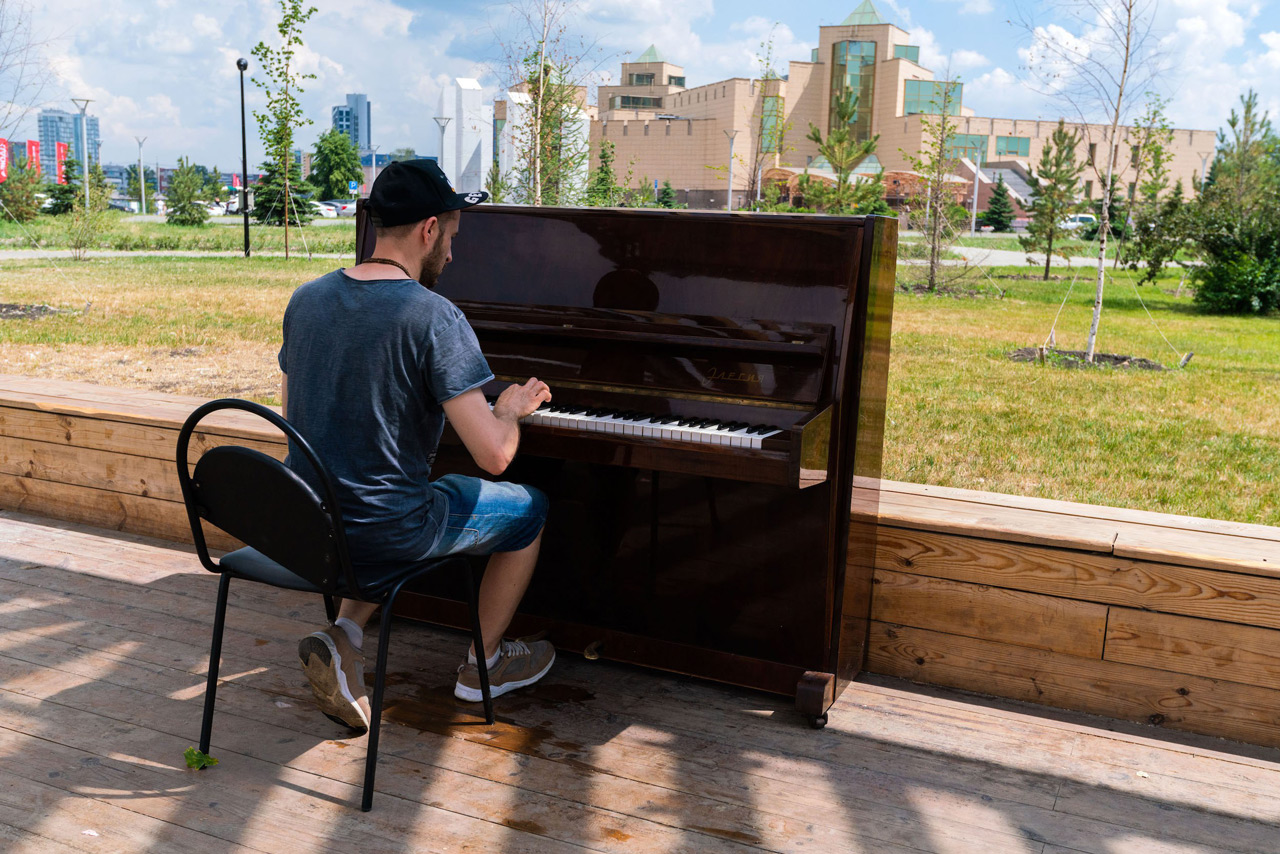 В двух скверах Челябинска установили пианино