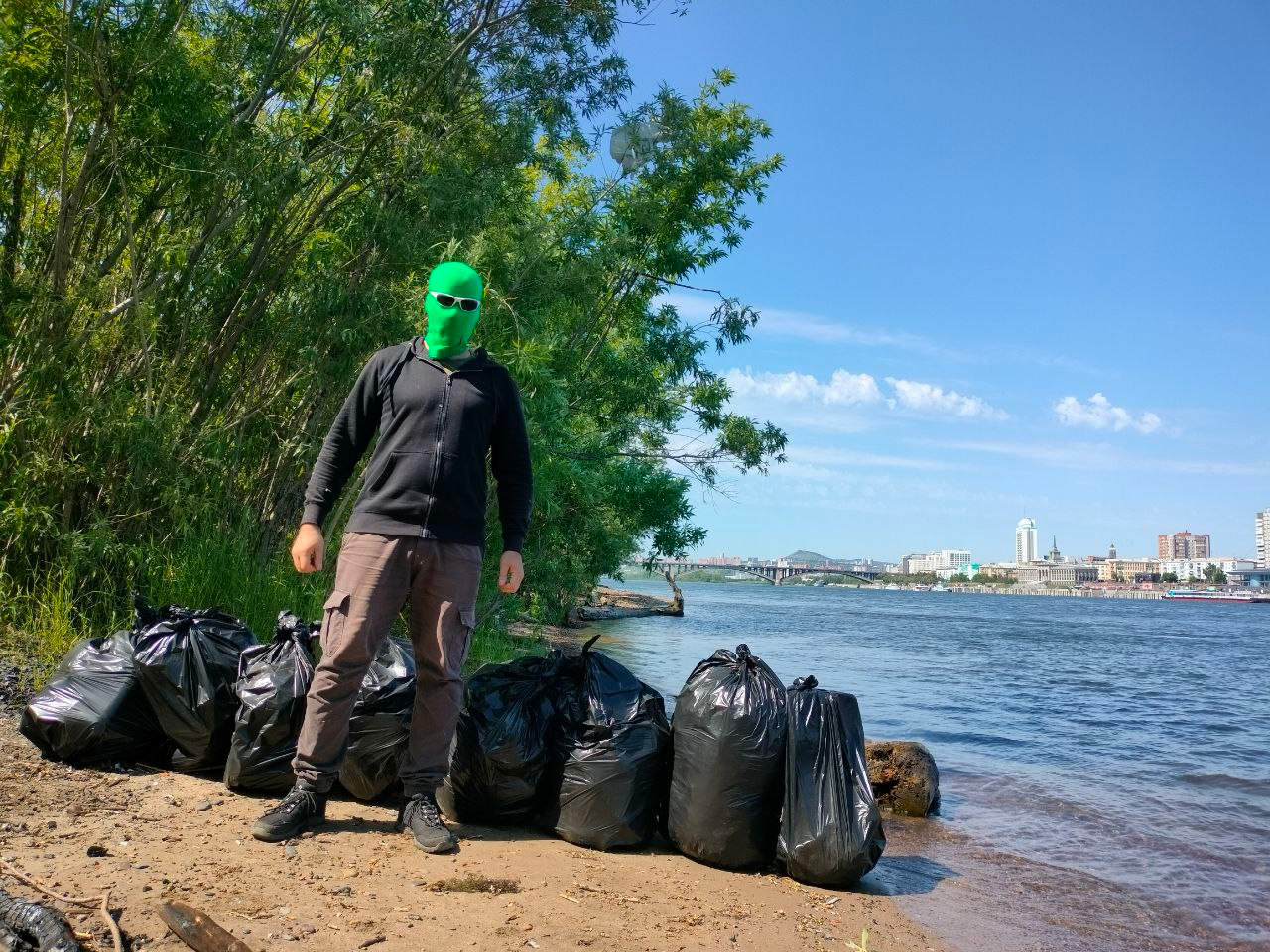 Чистомэн из Челябинска убрал мусор с берега Енисея