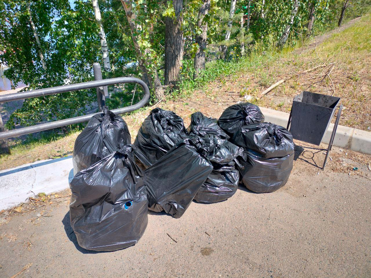Чистомэн из Челябинска убрал мусор с берега Енисея