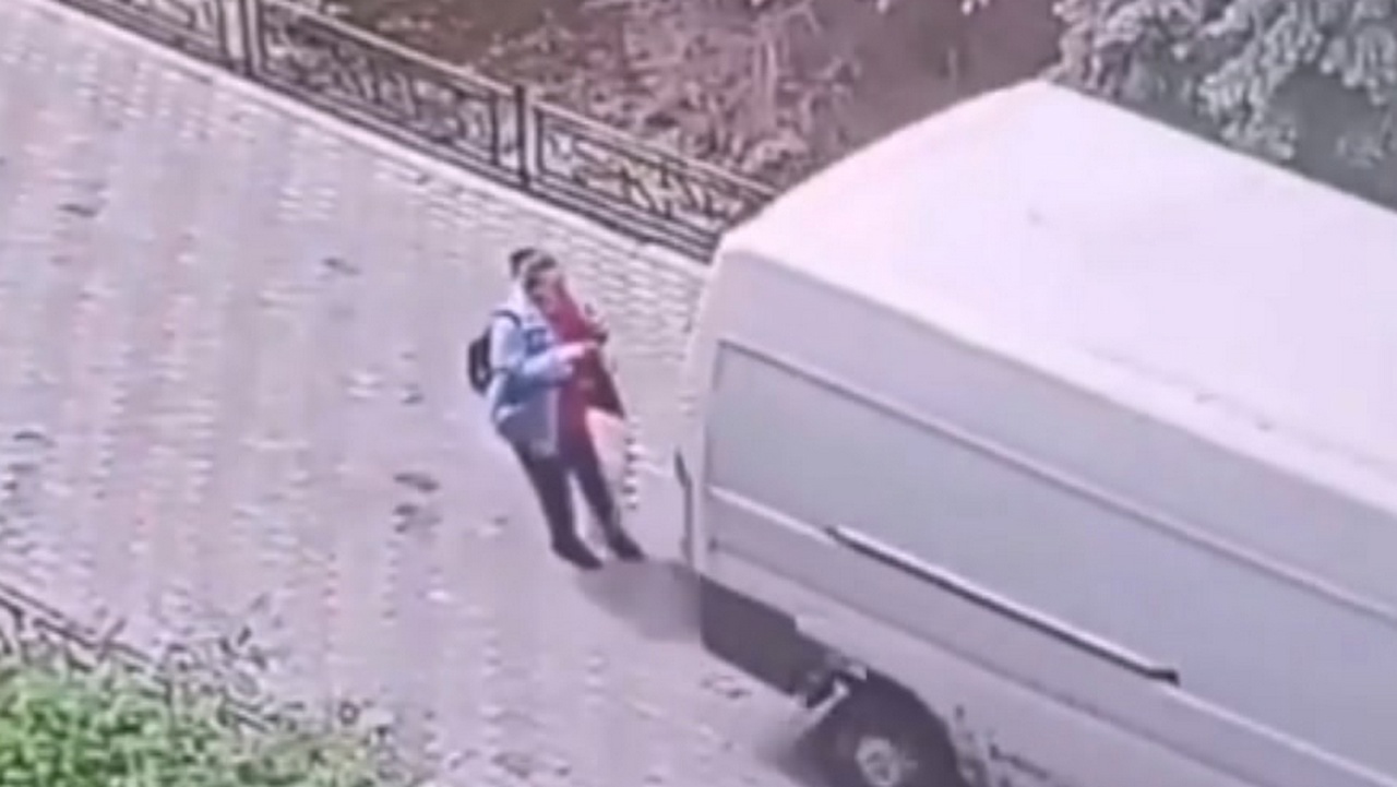 В Челябинске невнимательный водитель грузового фургона наехал на пешехода