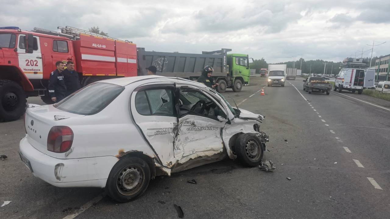В Челябинской области водитель легковушки погиб после лобовой аварии с грузовиком