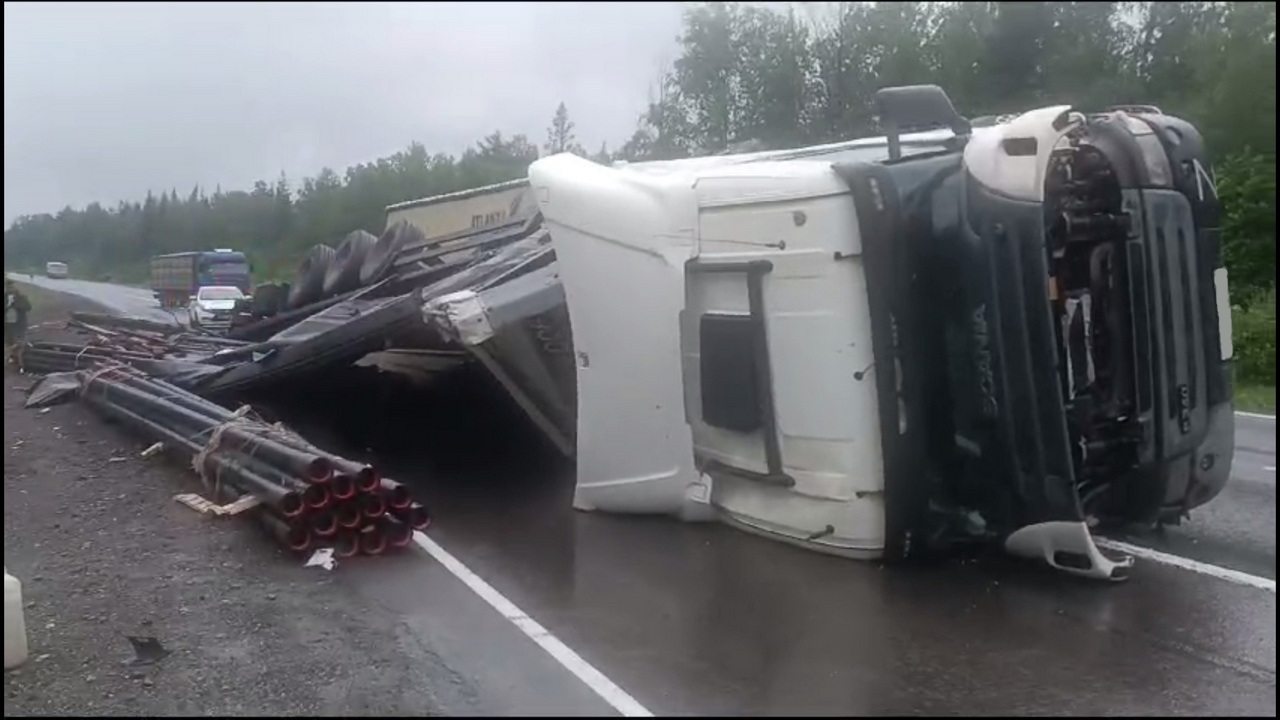"Пункт назначения" по-уральски: грузовик перевернулся на М5 в Челябинской области