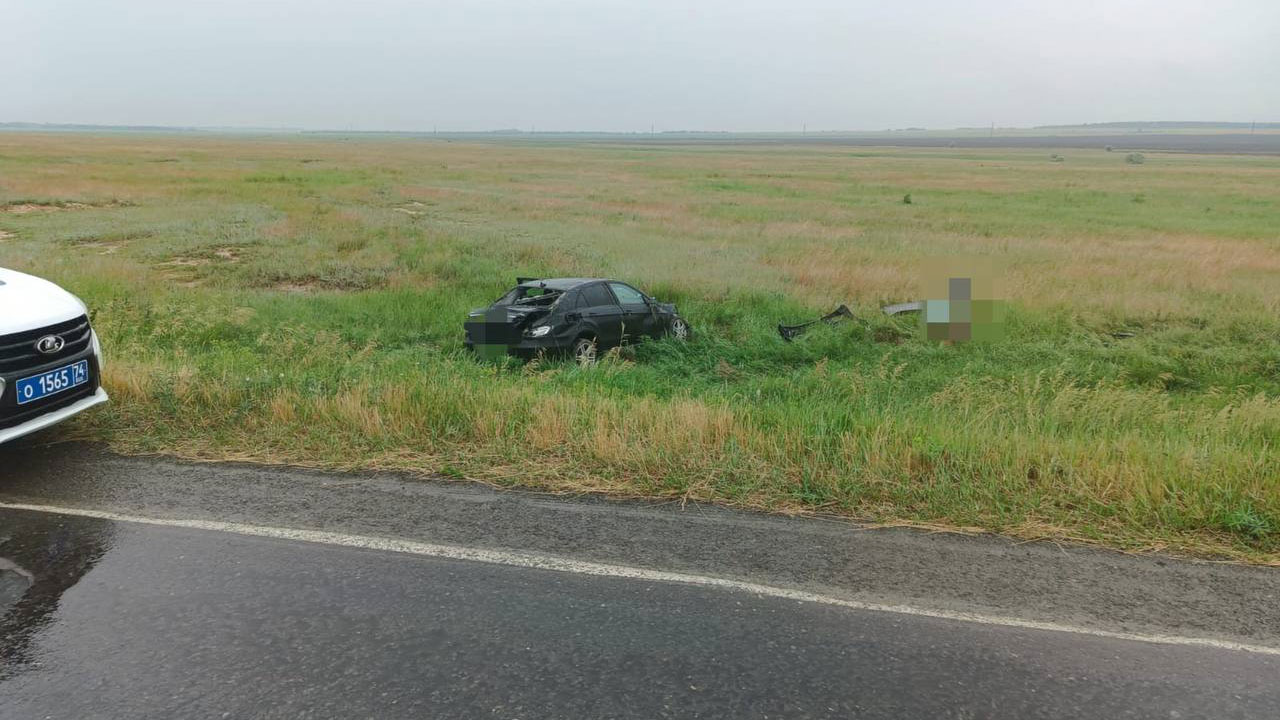 Автомобиль перевернулся во время дождя в Челябинской области, погиб один человек