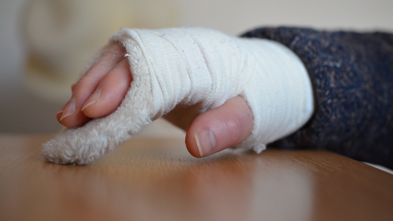 В Челябинской области женщину со сломанной рукой эвакуировали из дома на стуле
