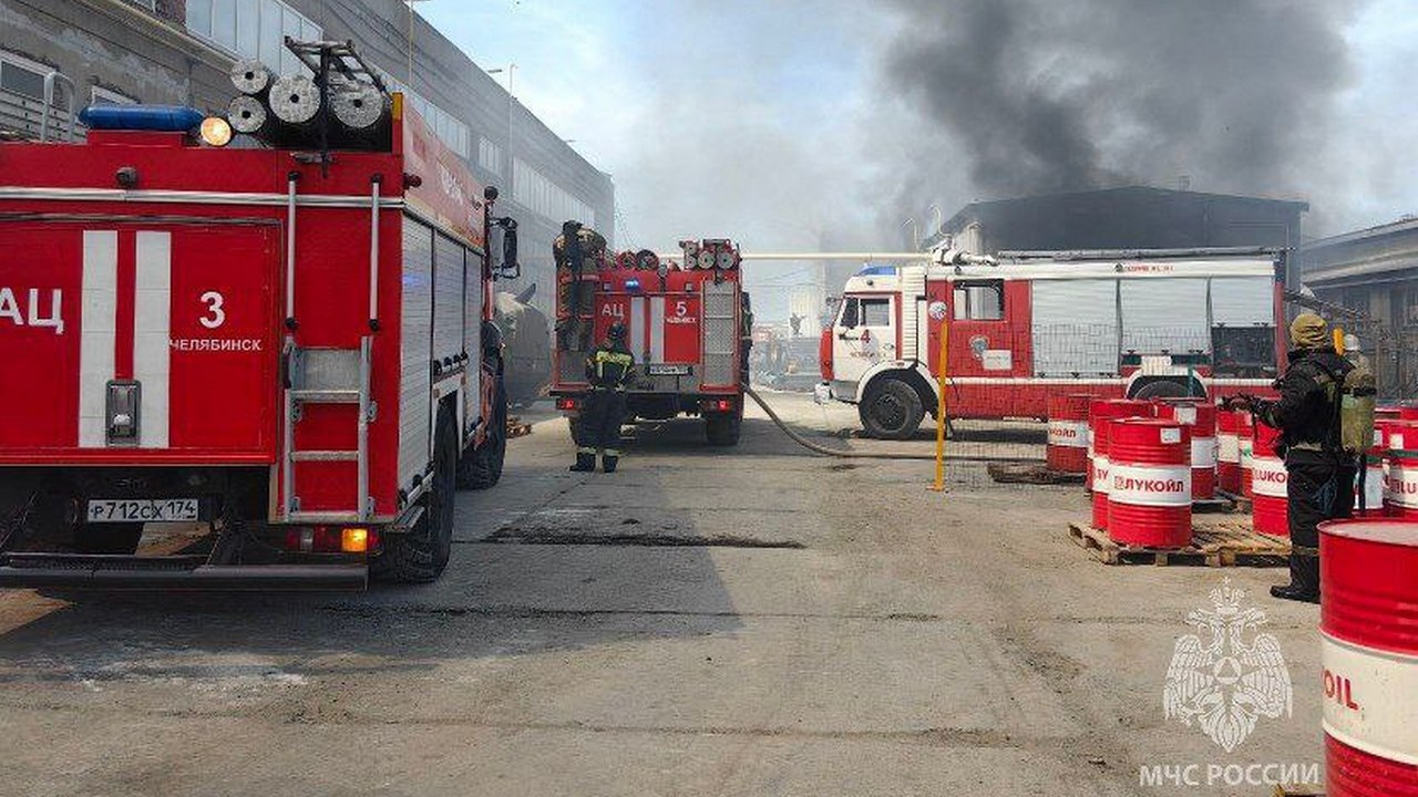 На предприятии в Челябинске загорелся цех: пожарные тушат огонь