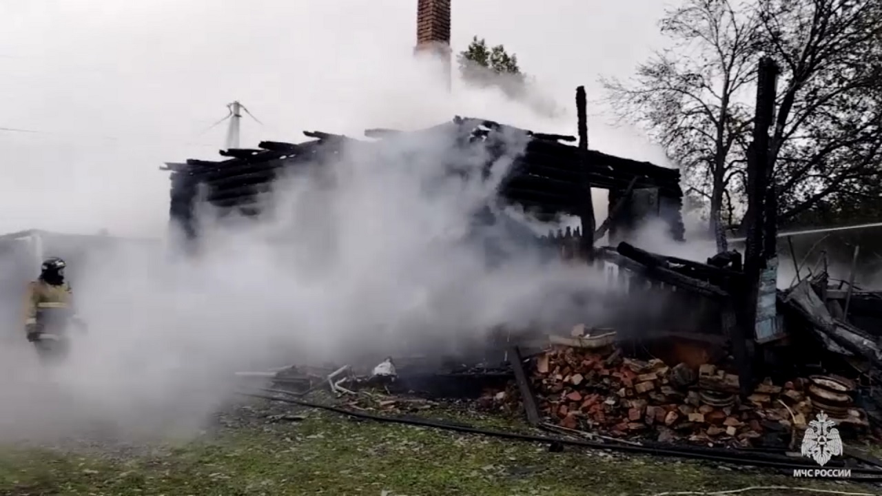 Жилой дом сгорел в Челябинской области: хозяин в больнице