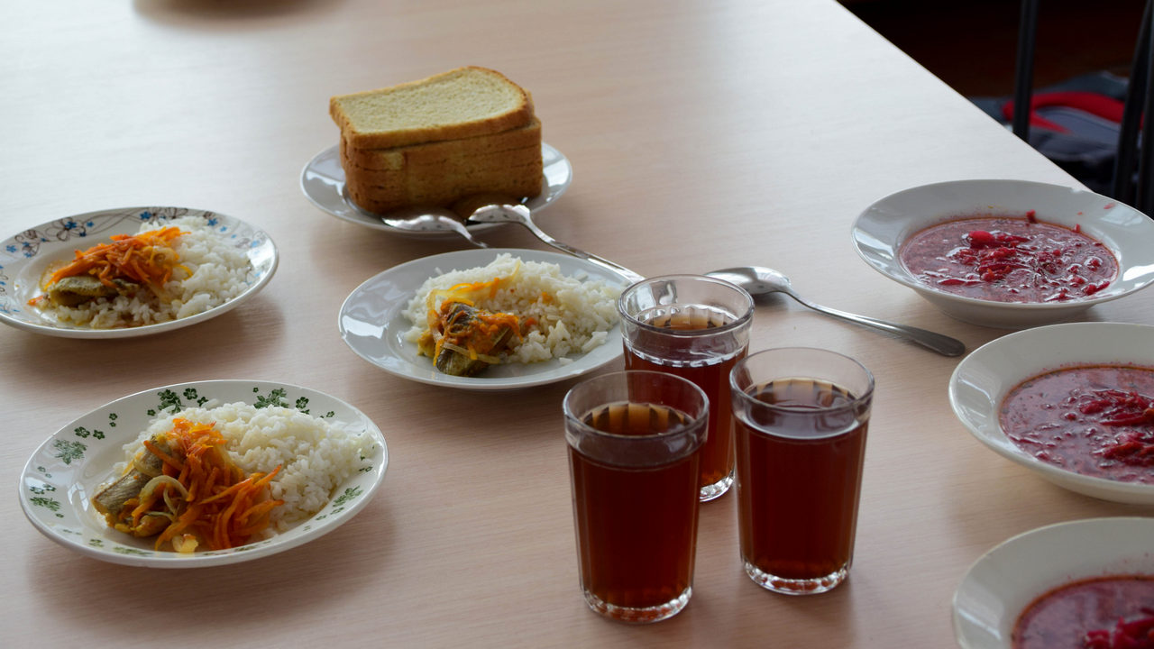 В школах Челябинской области нашли нарушения в столовых и слишком маленькие порции
