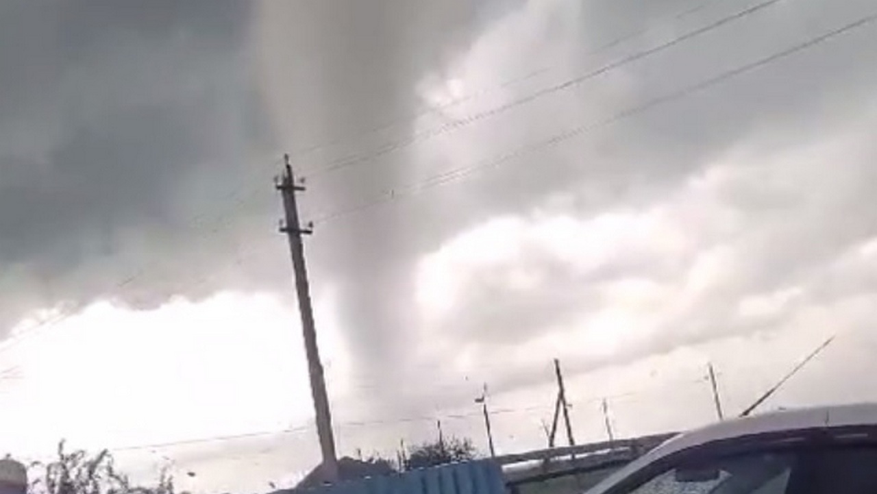 Второй за месяц: в деревне под Магнитогорском сняли на видео торнадо