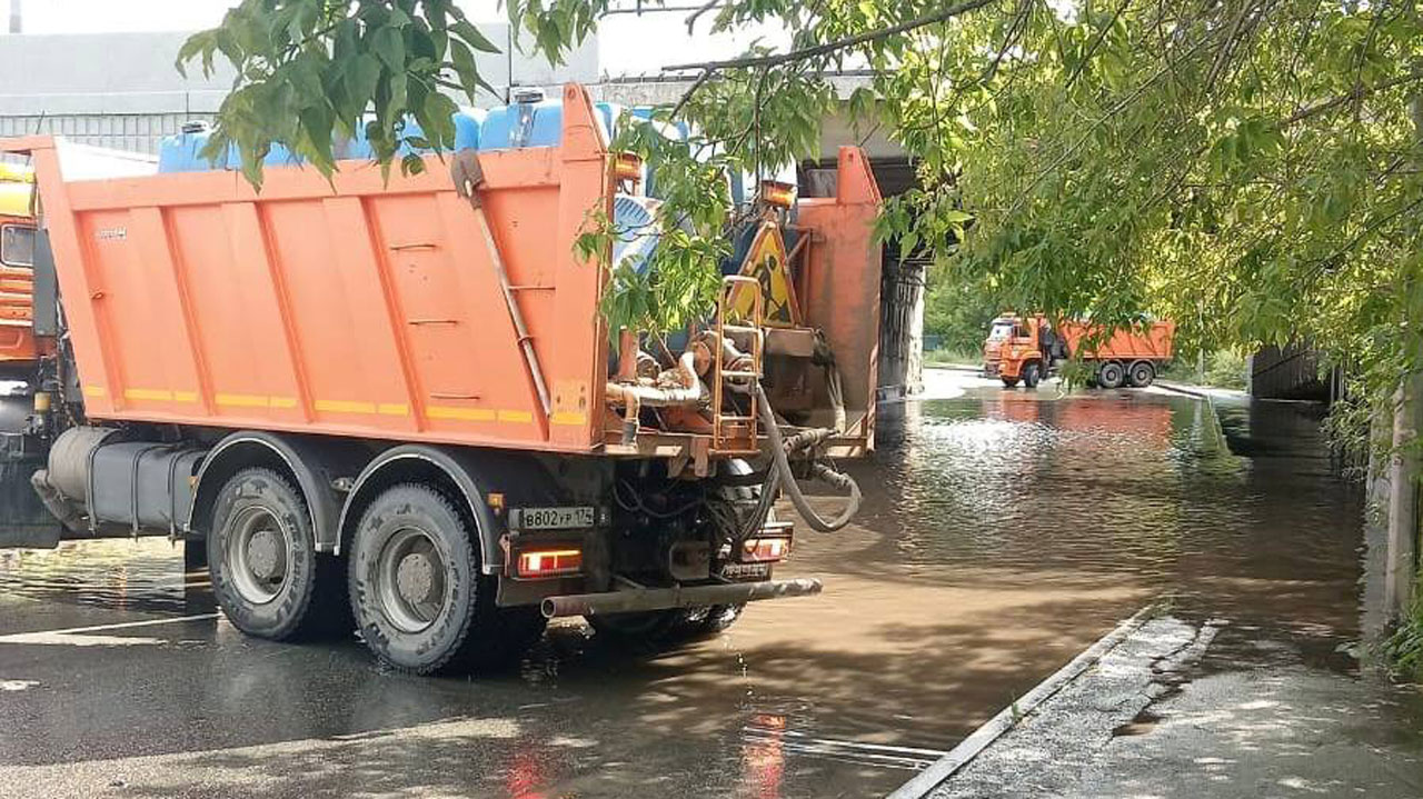 На улице Челябинска ограничили движение из-за подъема уровня реки Миасс