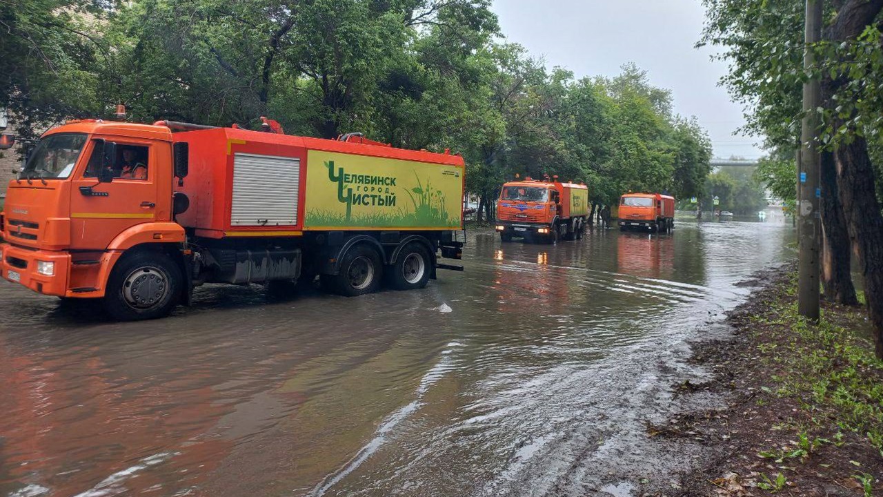 В Челябинске задействовали дополнительную технику для откачки воды с улиц