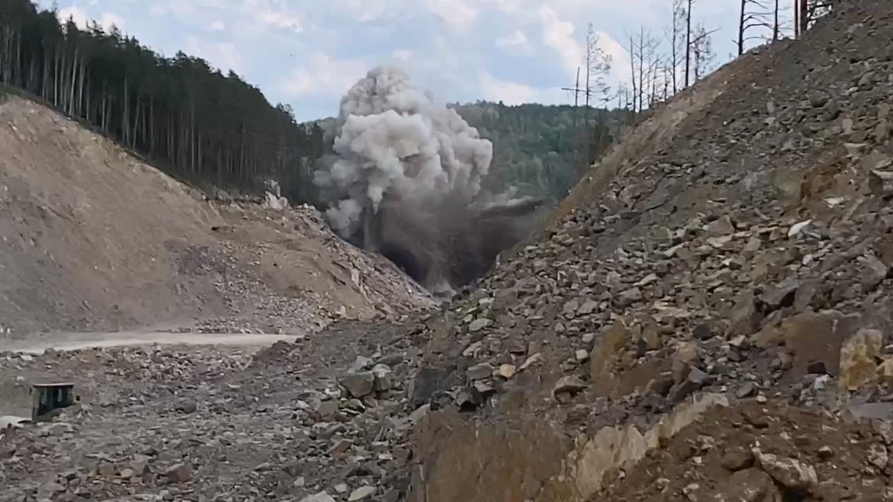 Горы взрывают: как расширяют трассу М5 в Челябинской области