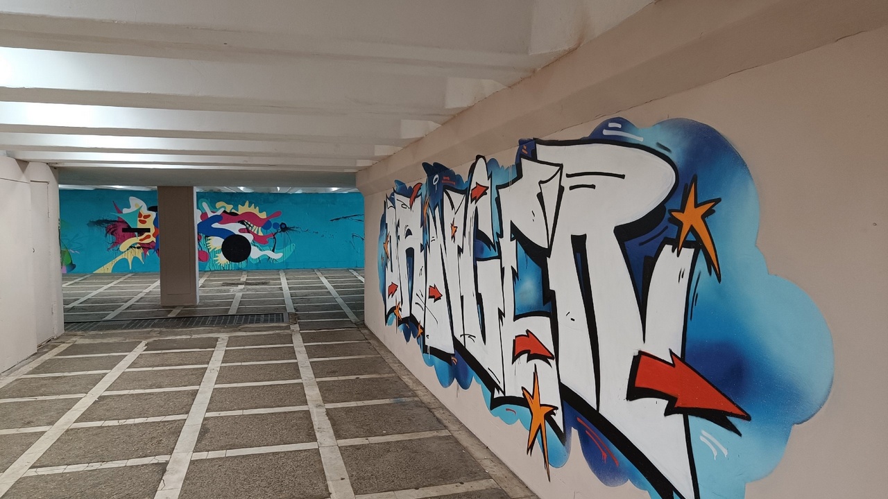 Яркие граффити появились в подземном переходе в центре Челябинска