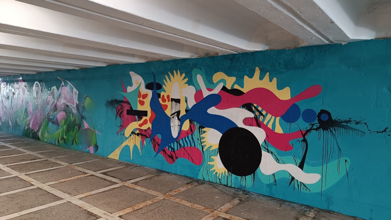 Яркие граффити появились в подземном переходе в центре Челябинска
