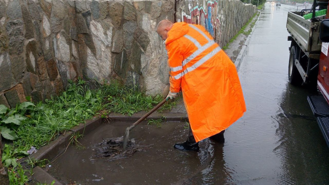 Воду с улиц Челябинска откачивают мобильными насосами и мотопомпами