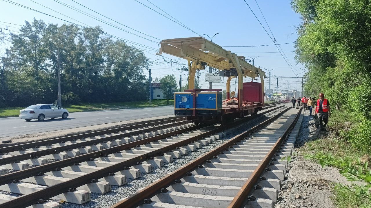 В Челябинске рельсы для трамваев начал укладывать уникальный аппарат
