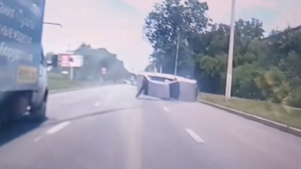 В Магнитогорске автомобиль перевернулся после опасных маневров водителя