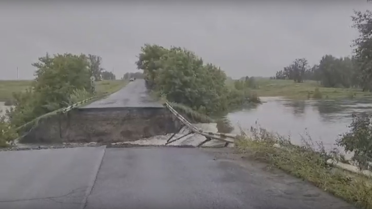 В Южноуральске обрушился участок дороги, движение закрыто