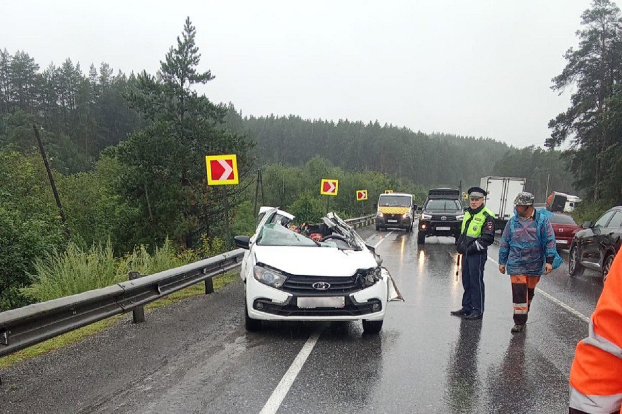 Прицеп грузовика протаранил автомобиль на трассе М5 в Челябинской области