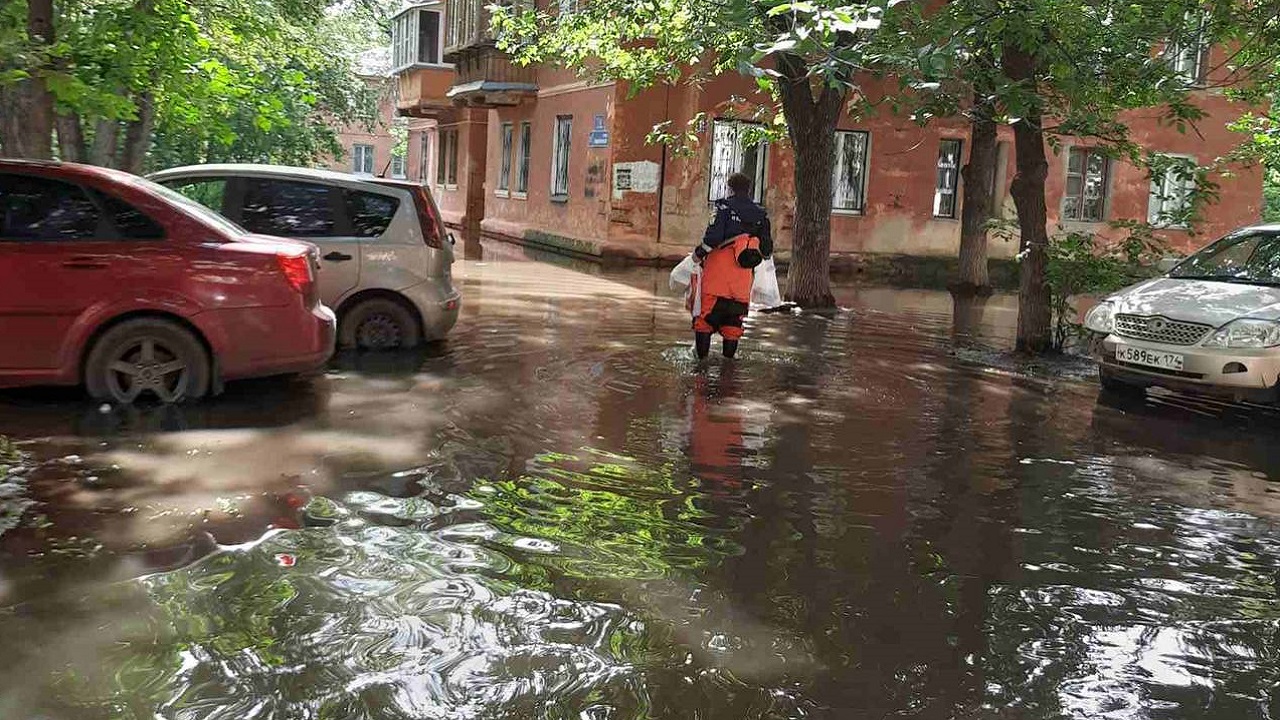 Круглосуточно откачивают воду: как в Ленинском районе Челябинска ликвидируют подтопления