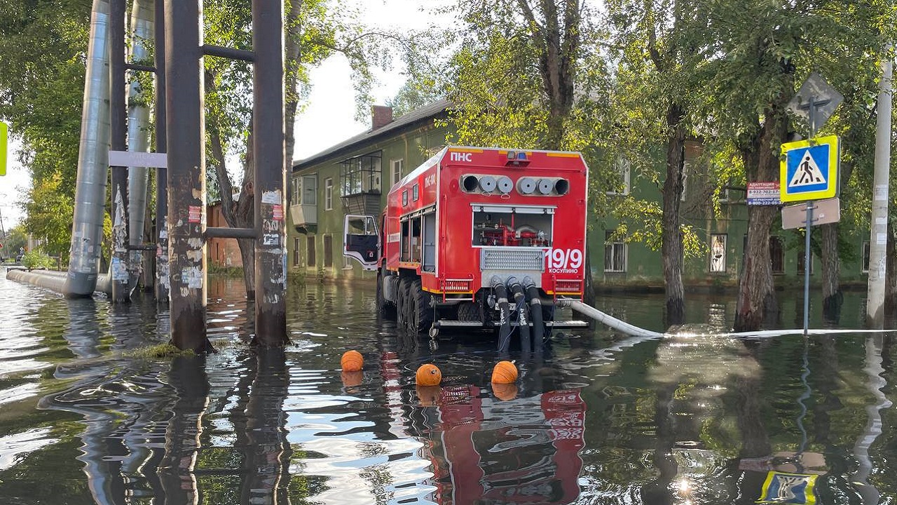 Круглосуточно откачивают воду: как в Ленинском районе Челябинска ликвидируют подтопления