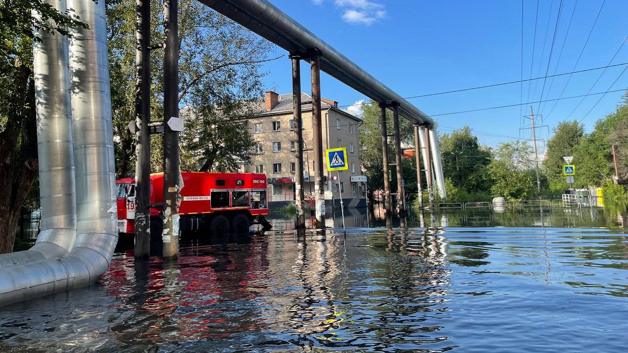 Круглосуточно откачивают воду: как в Ленинском районе Челябинска ликвидируют подтопления