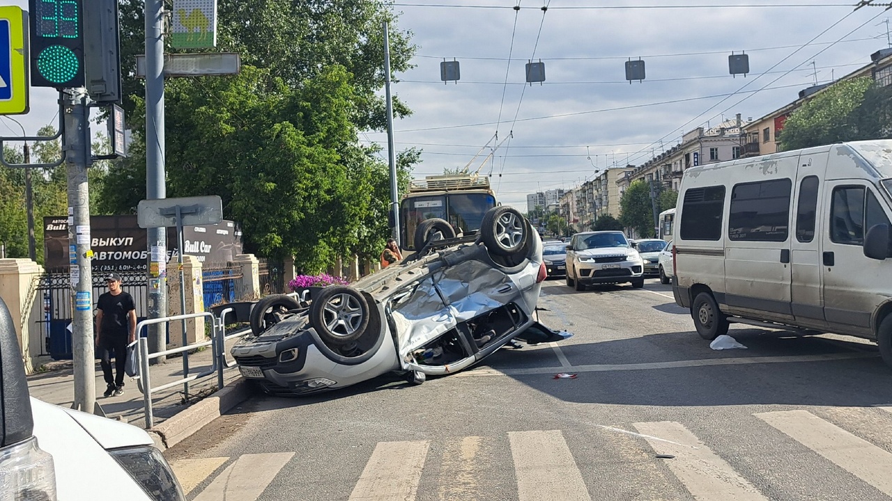 Проехал на красный: в Челябинске легковушка протаранила иномарку, пострадал ребенок