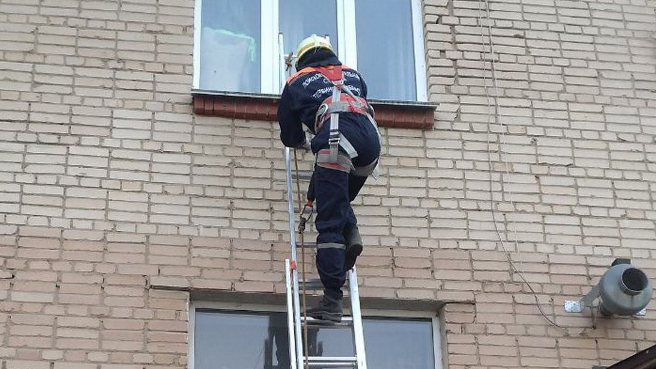 В Челябинской области ребенок оказался в ловушке из-за закрытых дверей