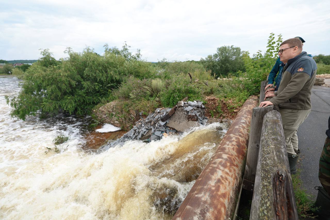 Глава региона оценил разлив воды и осмотрел подтопленные частные дома Миасса