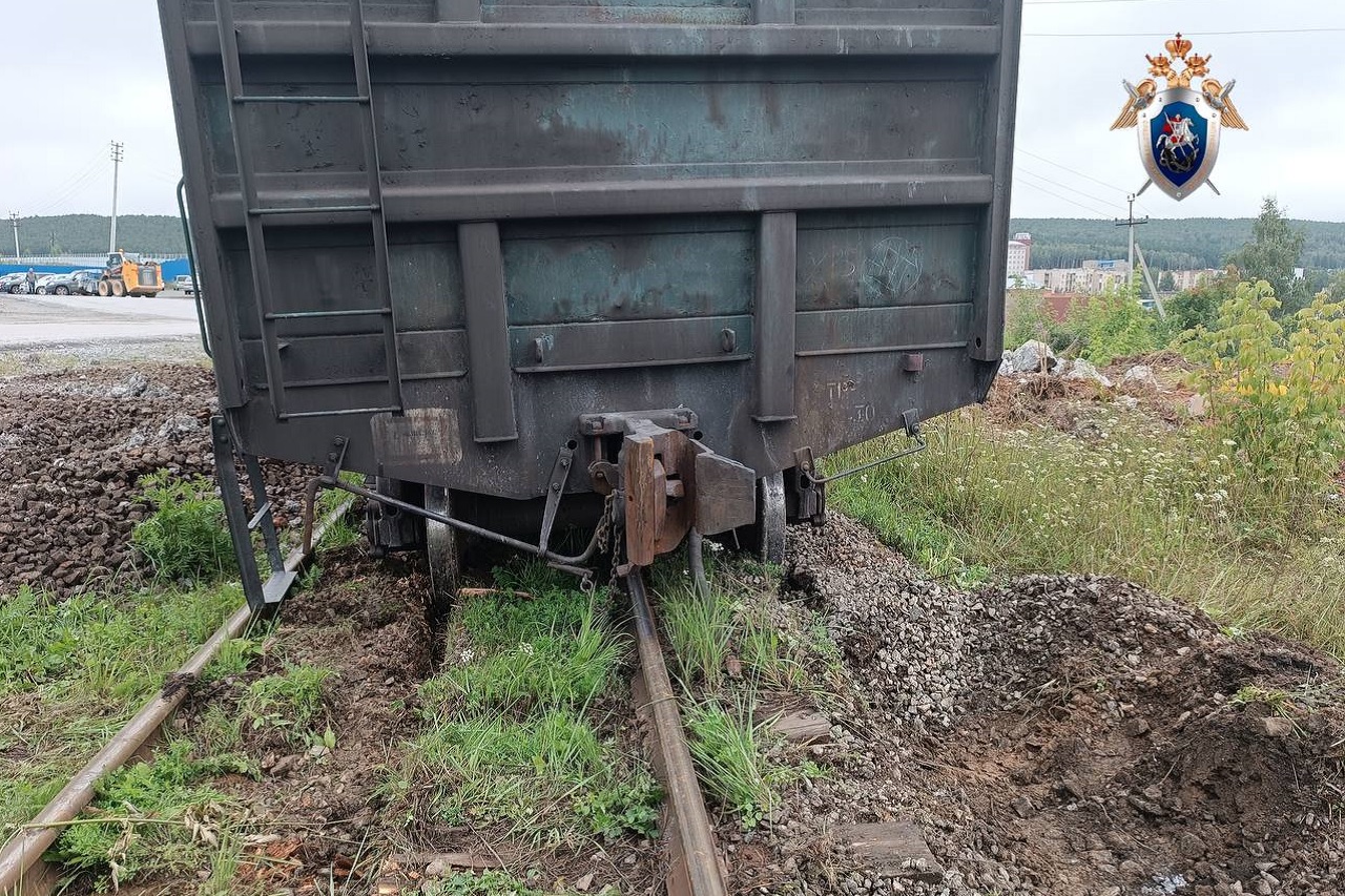 Грузовой вагон сошел с рельсов в Челябинской области